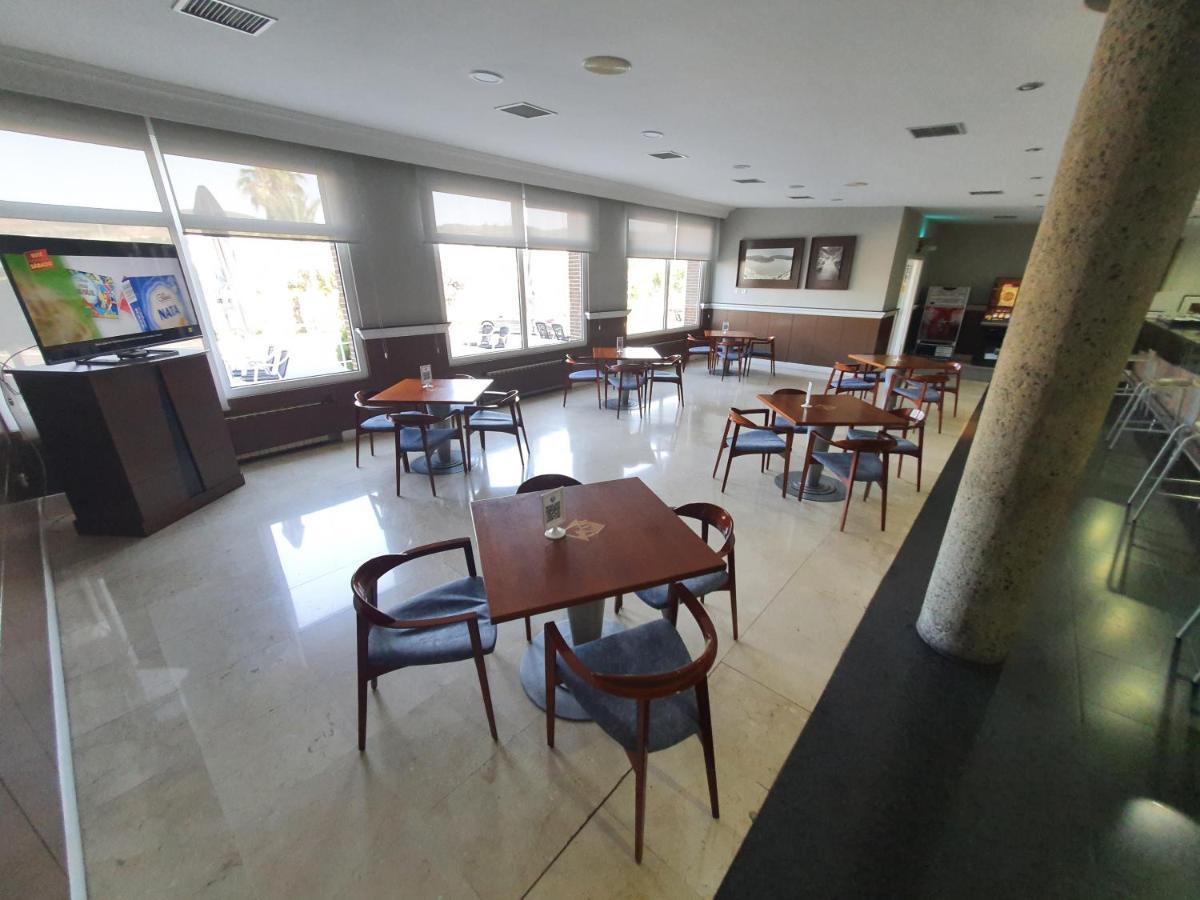 Hotel Azar Plasencia Exterior photo