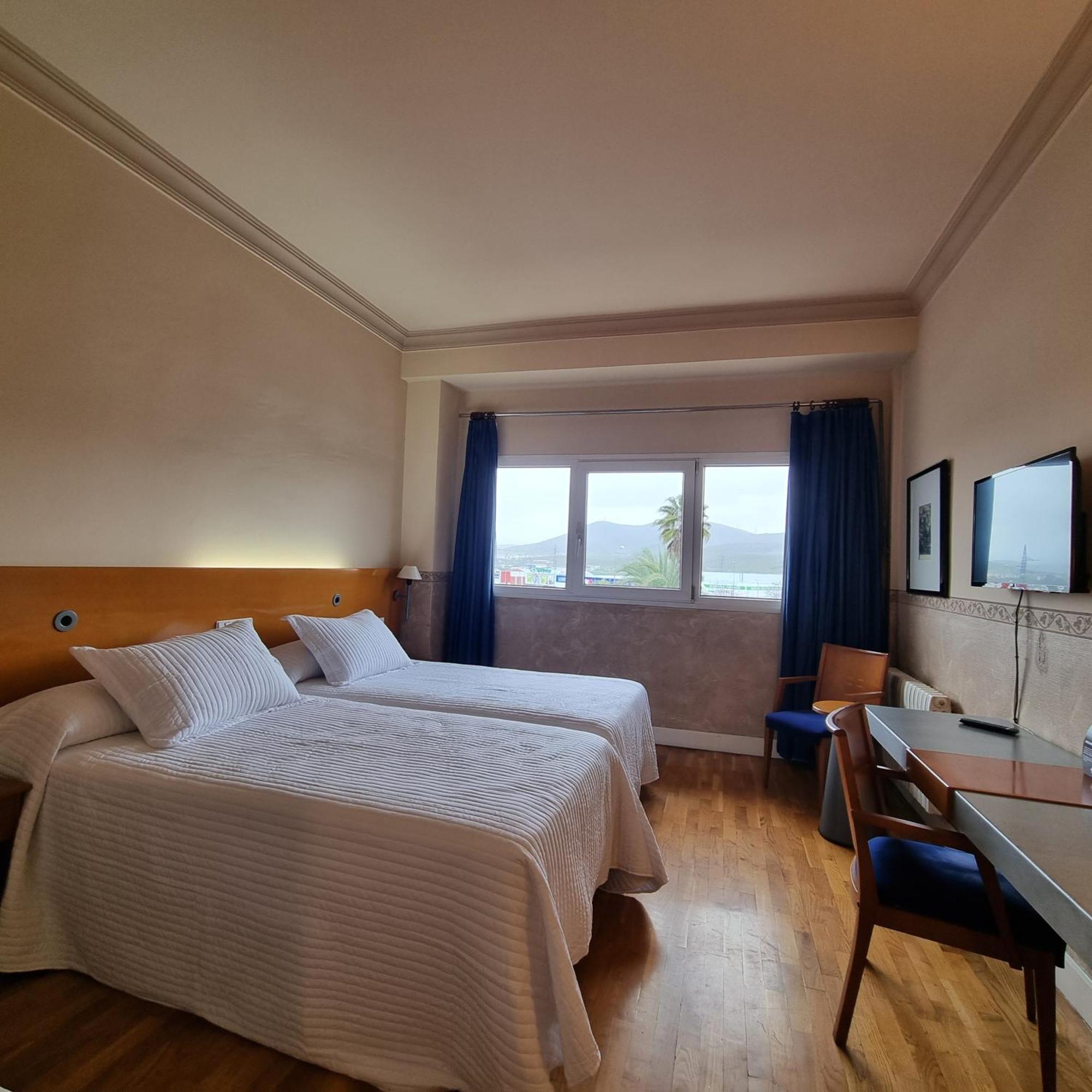 Hotel Azar Plasencia Exterior photo