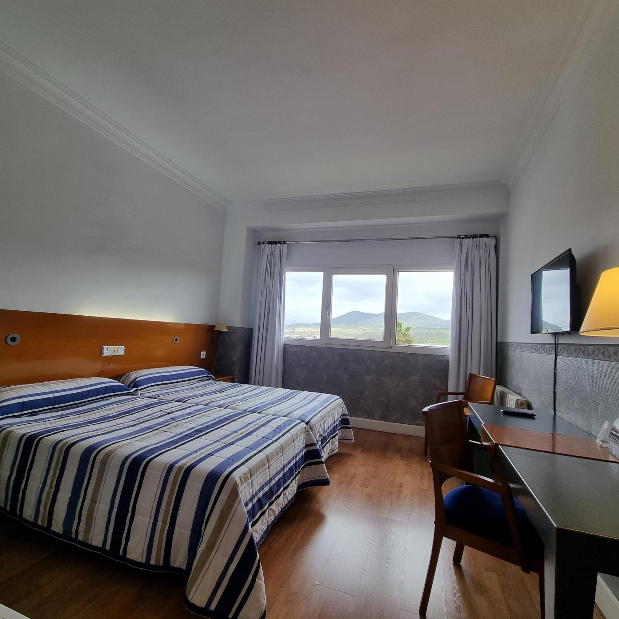 Hotel Azar Plasencia Exterior photo