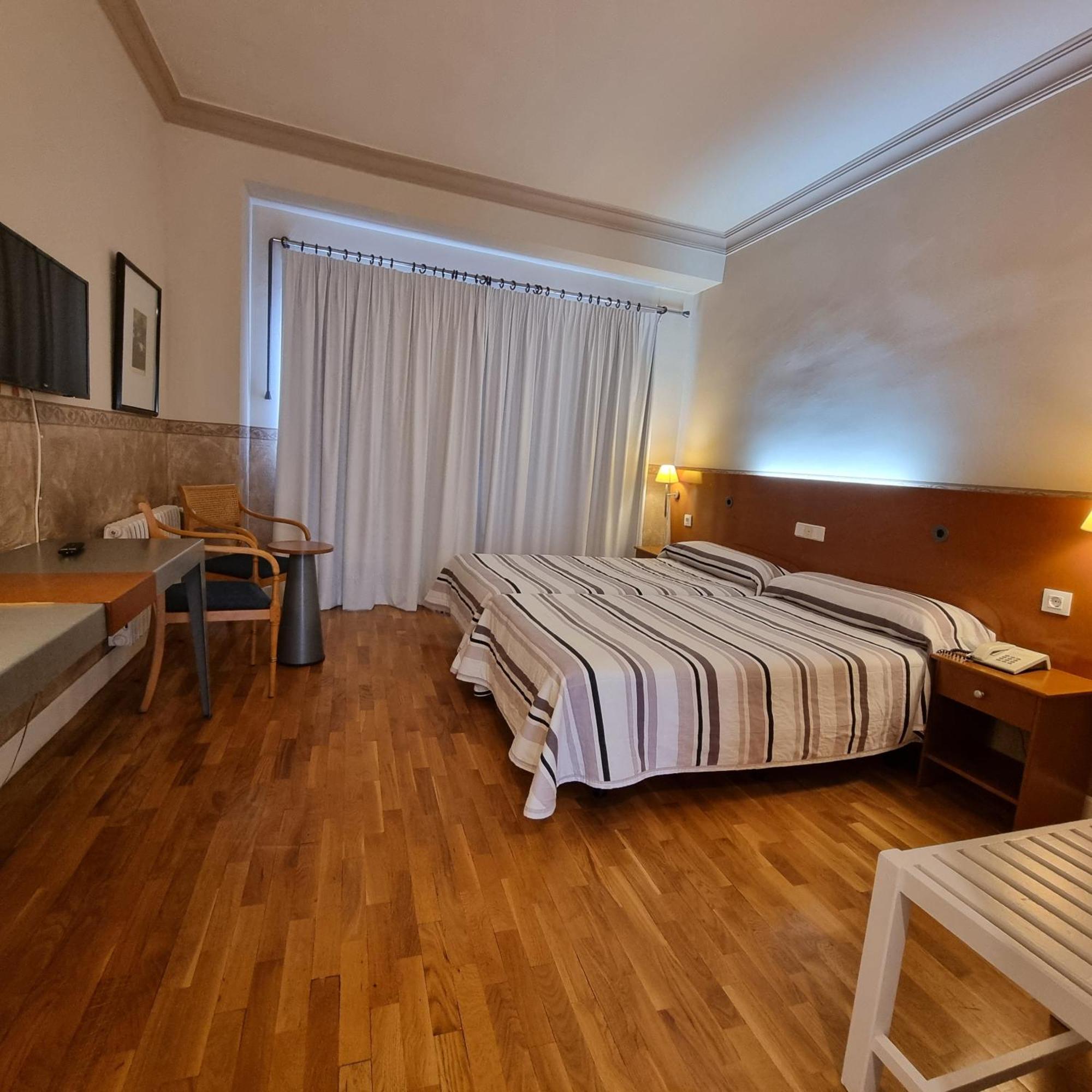 Hotel Azar Plasencia Exterior photo