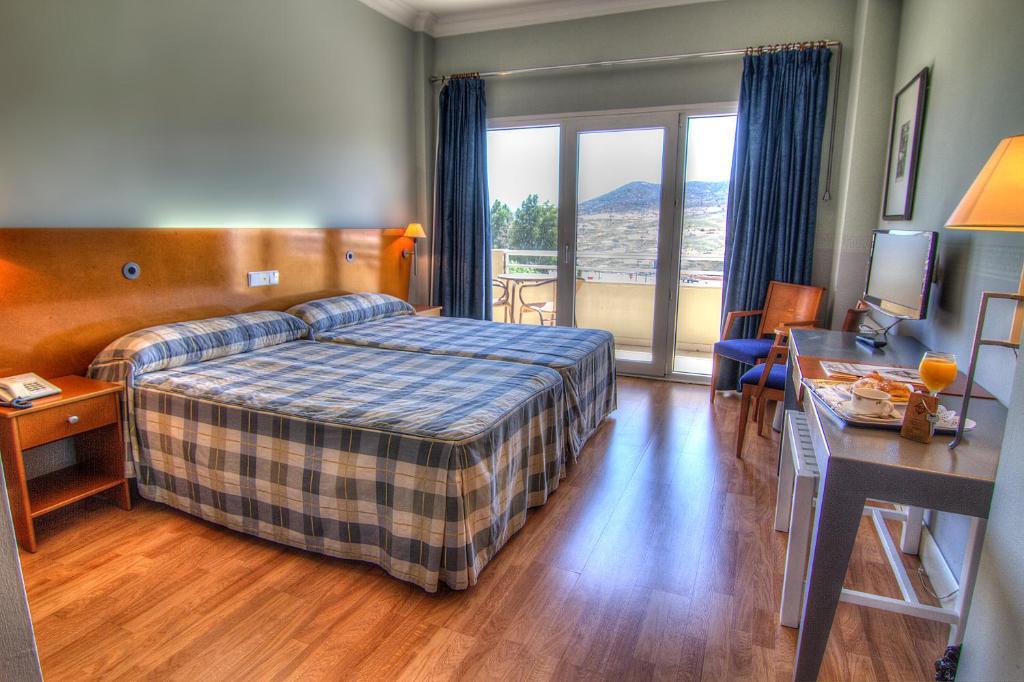 Hotel Azar Plasencia Room photo