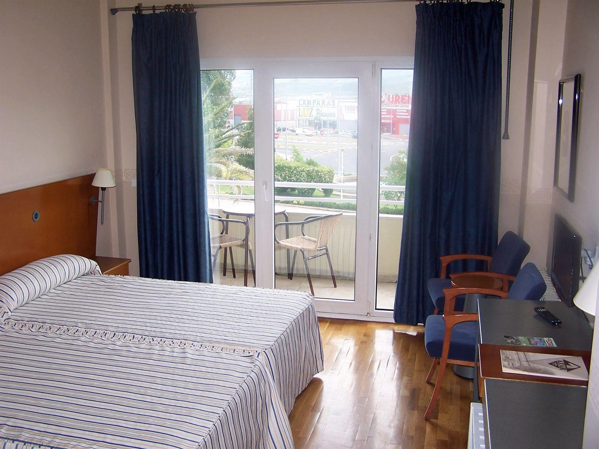 Hotel Azar Plasencia Exterior photo