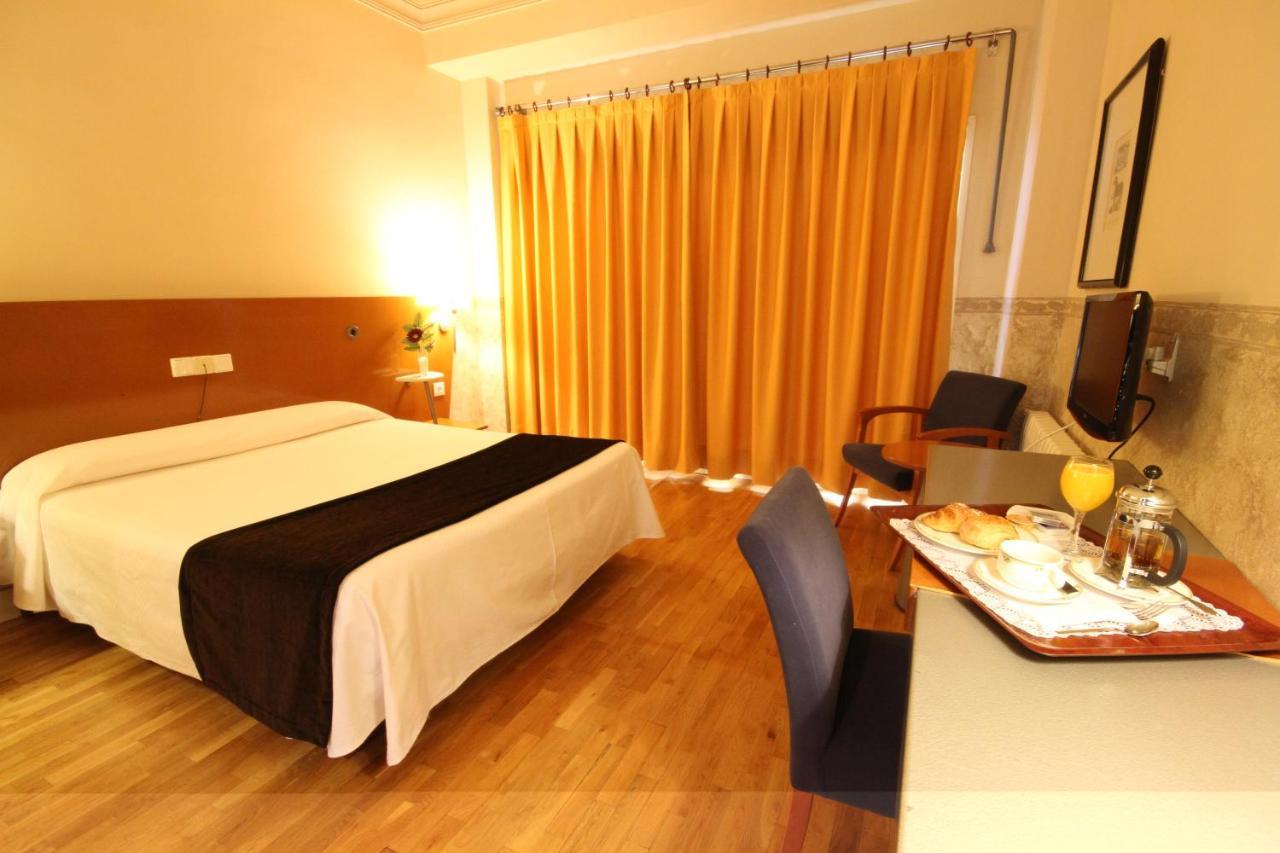 Hotel Azar Plasencia Exterior photo